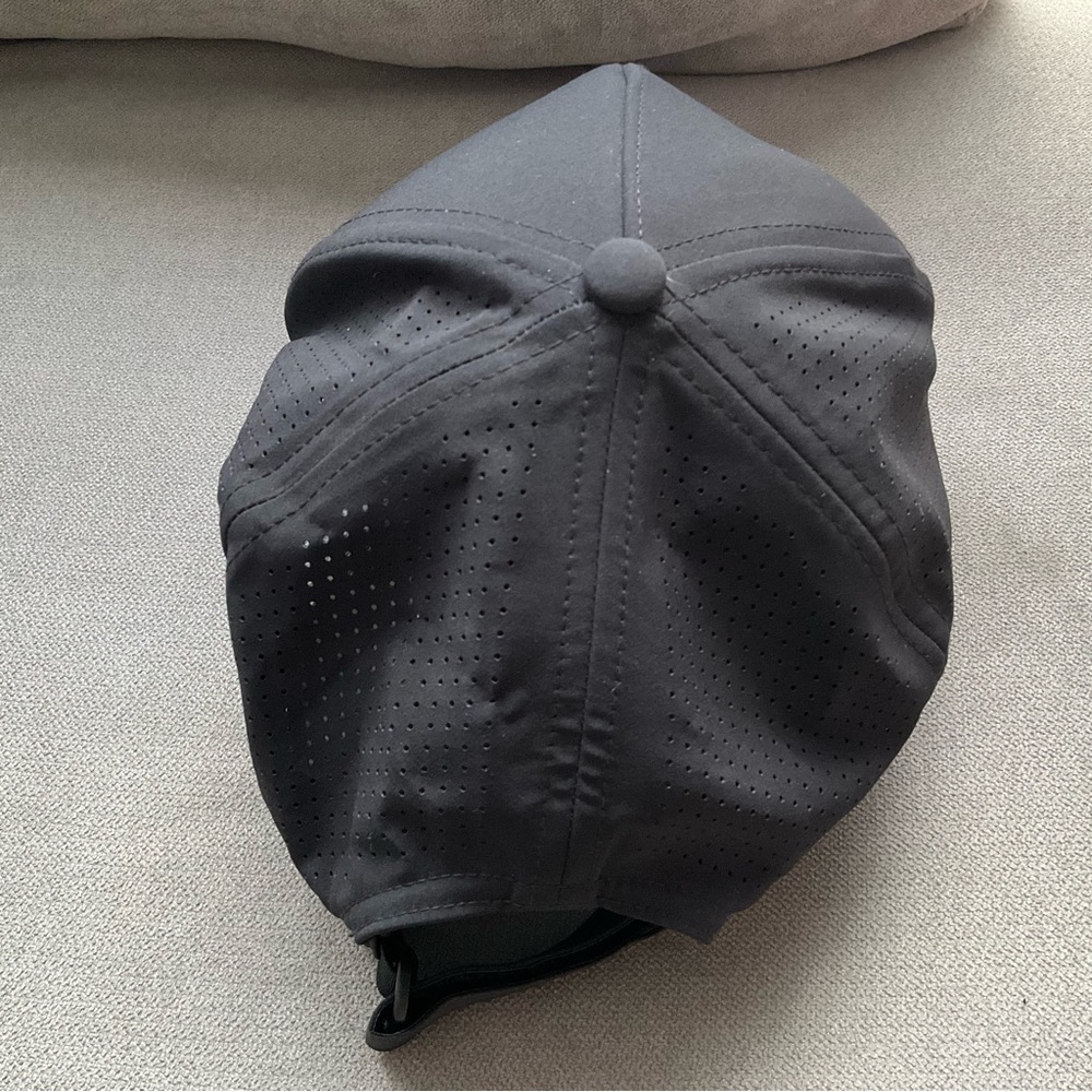 Alo Yoga Performance District Trucker Hat Black - Gem